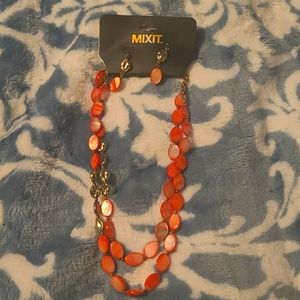 A necklace set